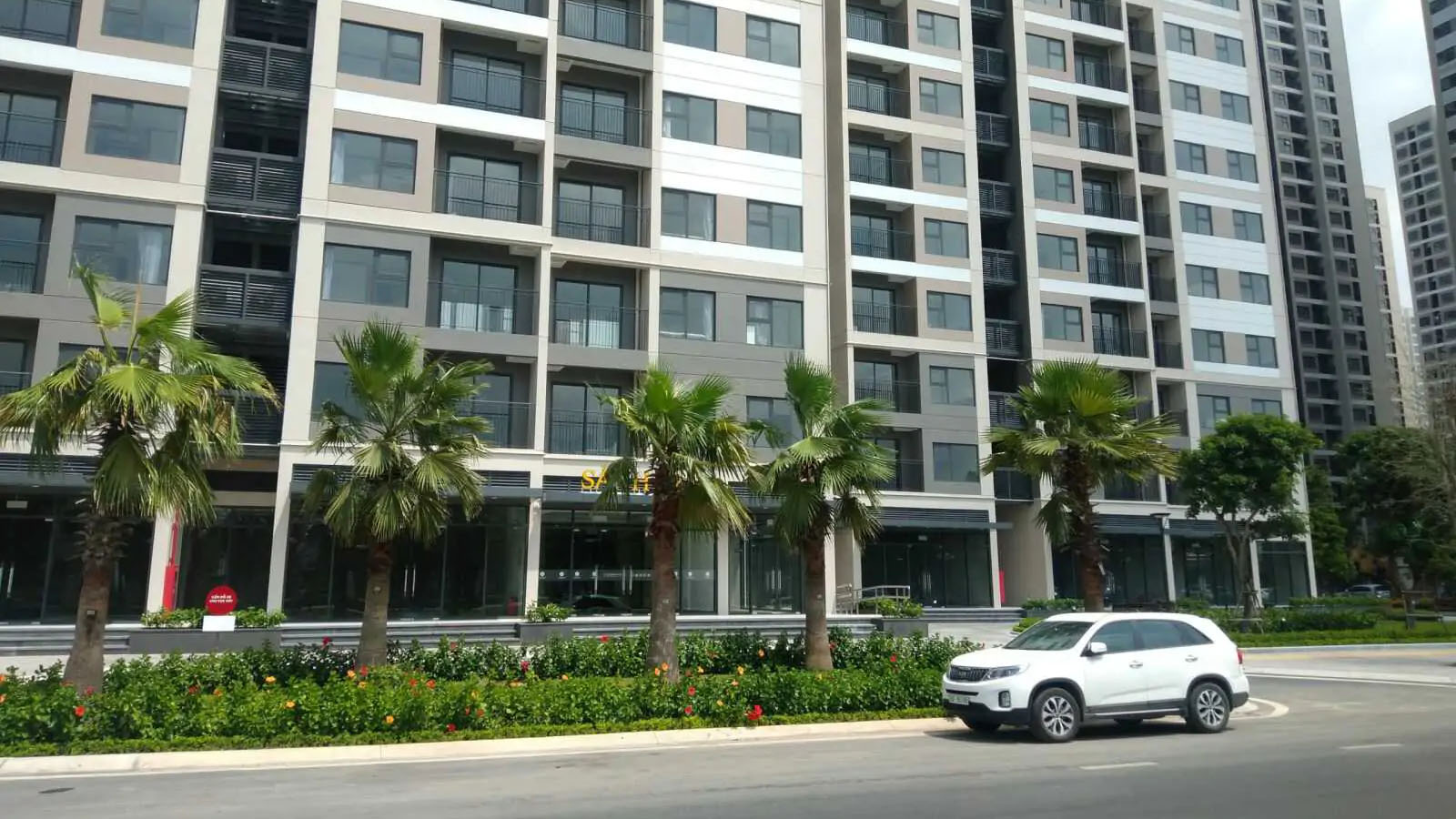 Hà Nội: Trạm sạc VinFast - Vincom Mega Mall Smart City, bãi đỗ xe FS1